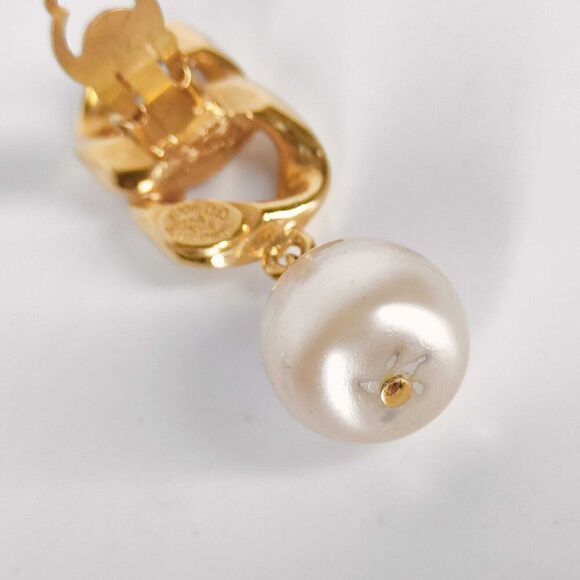Pristine Vintage Chanel Gold-Plated Clip On Earrings with Drop Baroque Pearls - Picture 4 of 11